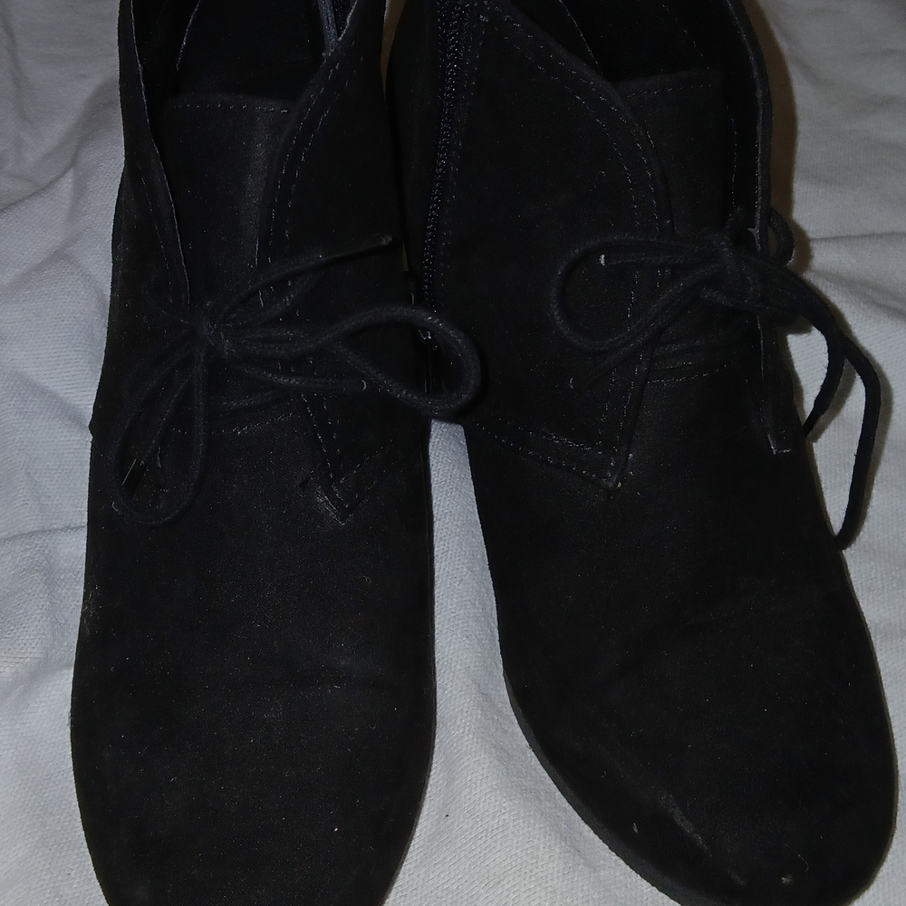 Womenn's Black Heeled Lace-Up Shoes